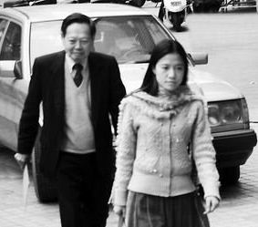 嫁大54歲尪！「她堅持早睡18年」只為丈夫身體　「老公如今快百歲」繼子讚：她是好女孩