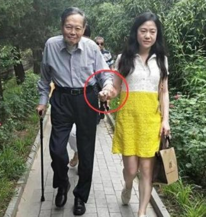 嫁大54歲尪！「她堅持早睡18年」只為丈夫身體　「老公如今快百歲」繼子讚：她是好女孩