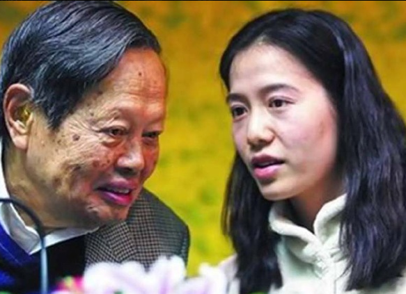 嫁大54歲尪！「她堅持早睡18年」只為丈夫身體　「老公如今快百歲」繼子讚：她是好女孩