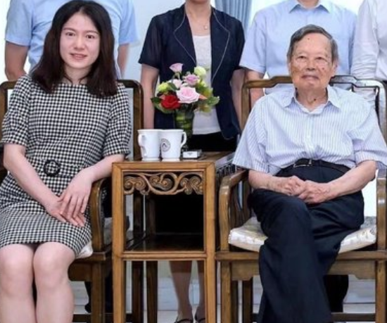 嫁大54歲尪！「她堅持早睡18年」只為丈夫身體　「老公如今快百歲」繼子讚：她是好女孩