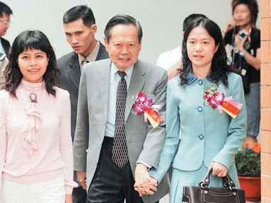 嫁大54歲尪！「她堅持早睡18年」只為丈夫身體　「老公如今快百歲」繼子讚：她是好女孩