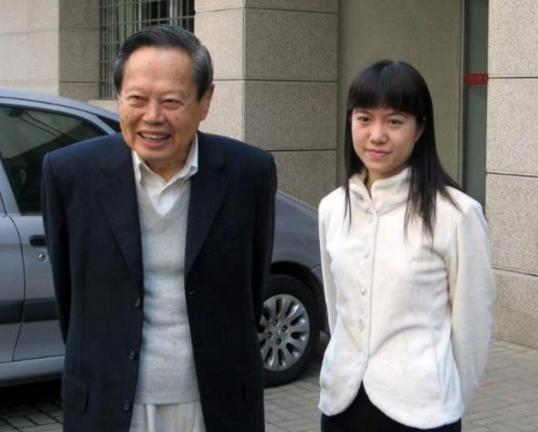 嫁大54歲尪！「她堅持早睡18年」只為丈夫身體　「老公如今快百歲」繼子讚：她是好女孩