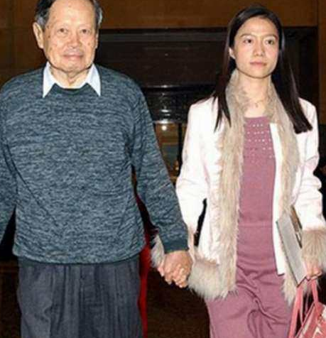 嫁大54歲尪！「她堅持早睡18年」只為丈夫身體　「老公如今快百歲」繼子讚：她是好女孩