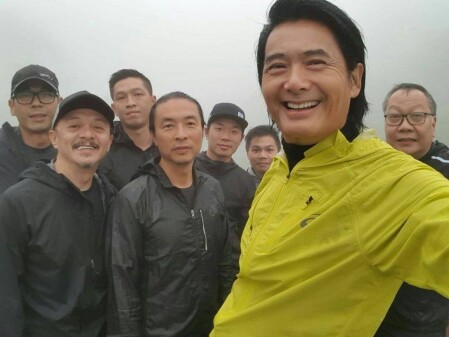 堪稱金手臂！周潤發「抱過2個孩子」一個成天王級明星　一個成人生贏家：人生路只能自己走