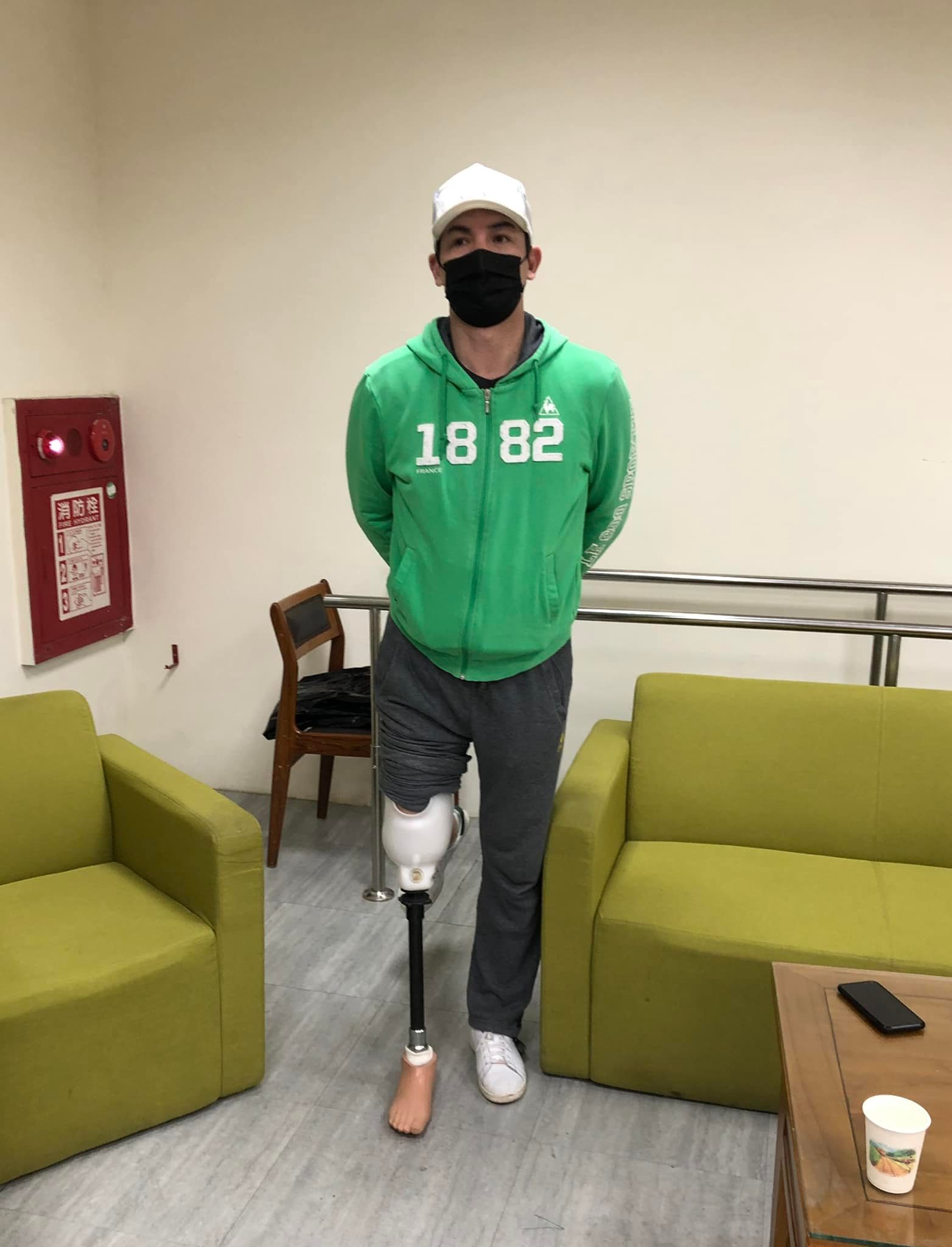 無預警公開截肢照！58歲八點檔男星「右腳穿義肢強忍痛」　他終於「現身解釋現況」粉絲全含淚
