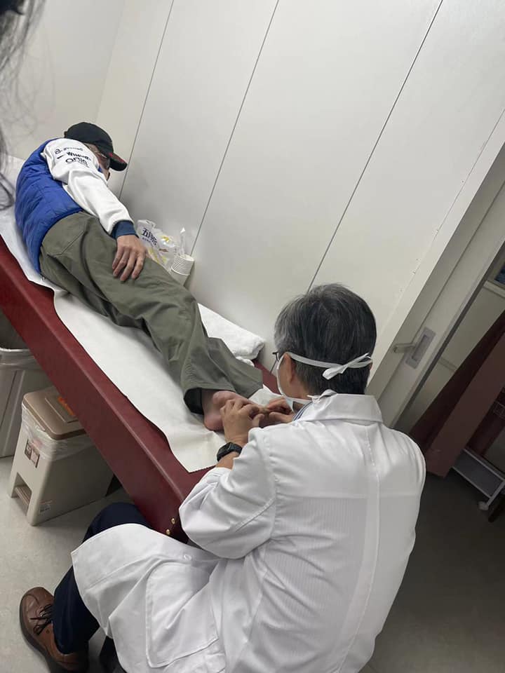 57歲男星爆「半年不良於行」！無奈清創也沒用「走一步痛一步」　「最新病況曝光」網湧入關心