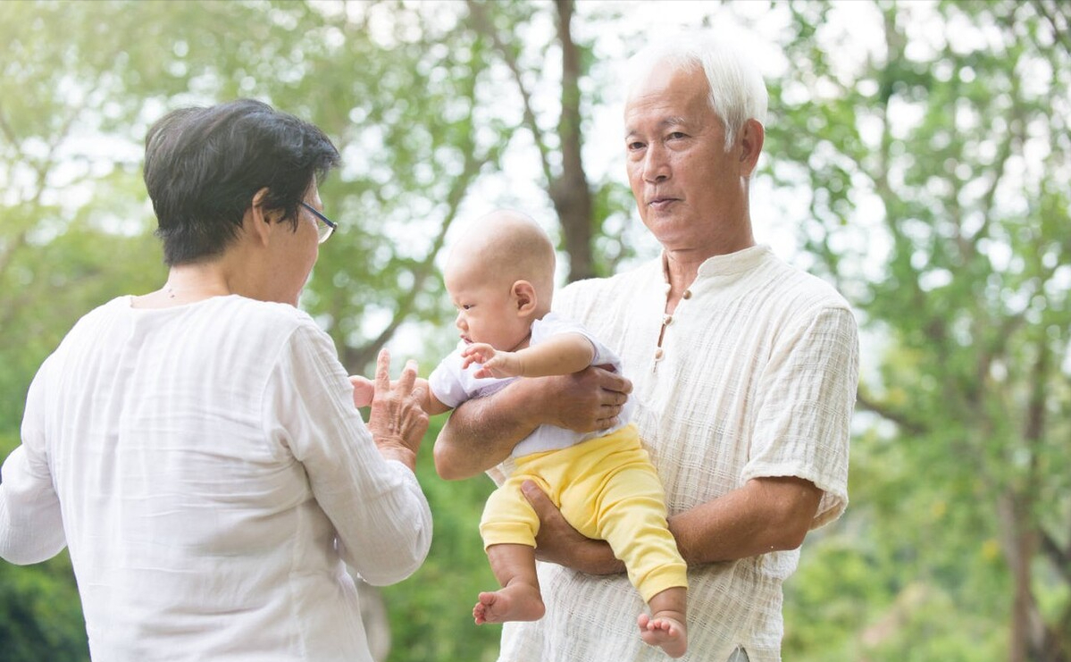 鄰居羨慕兒孝順！63歲余大媽心酸告白：「陪伴式孝順」竟成晚年噩夢，自比免費保姆揭新型啃老現象