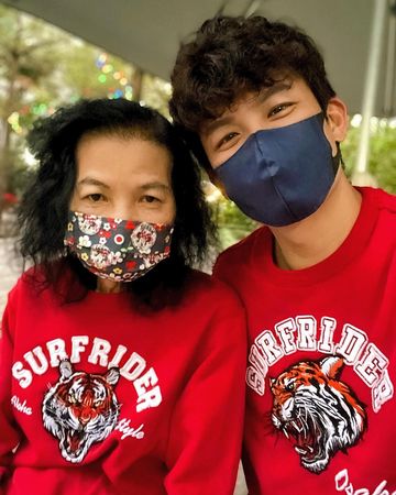 才剛同框拜年！陳志強「單親母突掛急診」他緊牽媽媽手　不捨喊話「最遺憾未說我愛您」