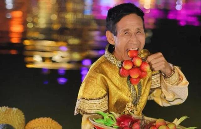 被親生父母丟草叢！50歲老翁「拾荒養大棄嬰」放棄姻緣　今成上億CEO「為養父賣掉公司」：餘生讓你享受