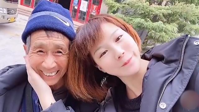 被親生父母丟草叢！50歲老翁「拾荒養大棄嬰」放棄姻緣　今成上億CEO「為養父賣掉公司」：餘生讓你享受