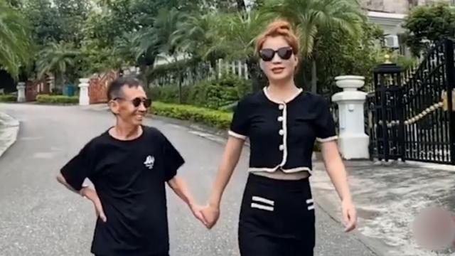 被親生父母丟草叢！50歲老翁「拾荒養大棄嬰」放棄姻緣　今成上億CEO「為養父賣掉公司」：餘生讓你享受