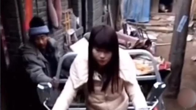 被親生父母丟草叢！50歲老翁「拾荒養大棄嬰」放棄姻緣　今成上億CEO「為養父賣掉公司」：餘生讓你享受
