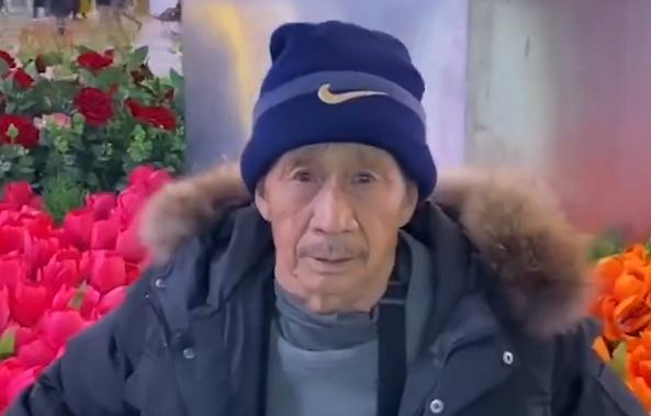 被親生父母丟草叢！50歲老翁「拾荒養大棄嬰」放棄姻緣　今成上億CEO「為養父賣掉公司」：餘生讓你享受