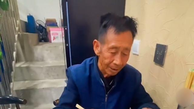被親生父母丟草叢！50歲老翁「拾荒養大棄嬰」放棄姻緣　今成上億CEO「為養父賣掉公司」：餘生讓你享受