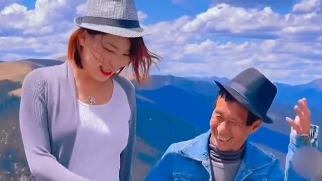 被親生父母丟草叢！50歲老翁「拾荒養大棄嬰」放棄姻緣　今成上億CEO「為養父賣掉公司」：餘生讓你享受