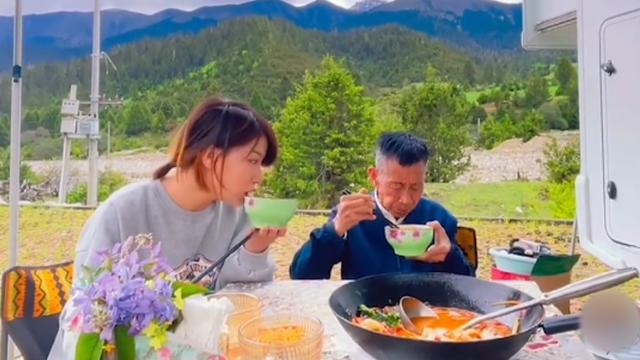 被親生父母丟草叢！50歲老翁「拾荒養大棄嬰」放棄姻緣　今成上億CEO「為養父賣掉公司」：餘生讓你享受