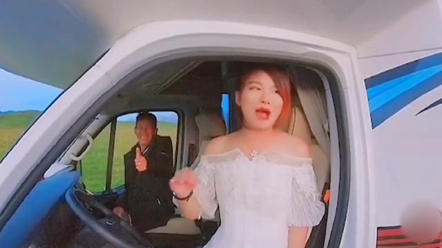 被親生父母丟草叢！50歲老翁「拾荒養大棄嬰」放棄姻緣　今成上億CEO「為養父賣掉公司」：餘生讓你享受