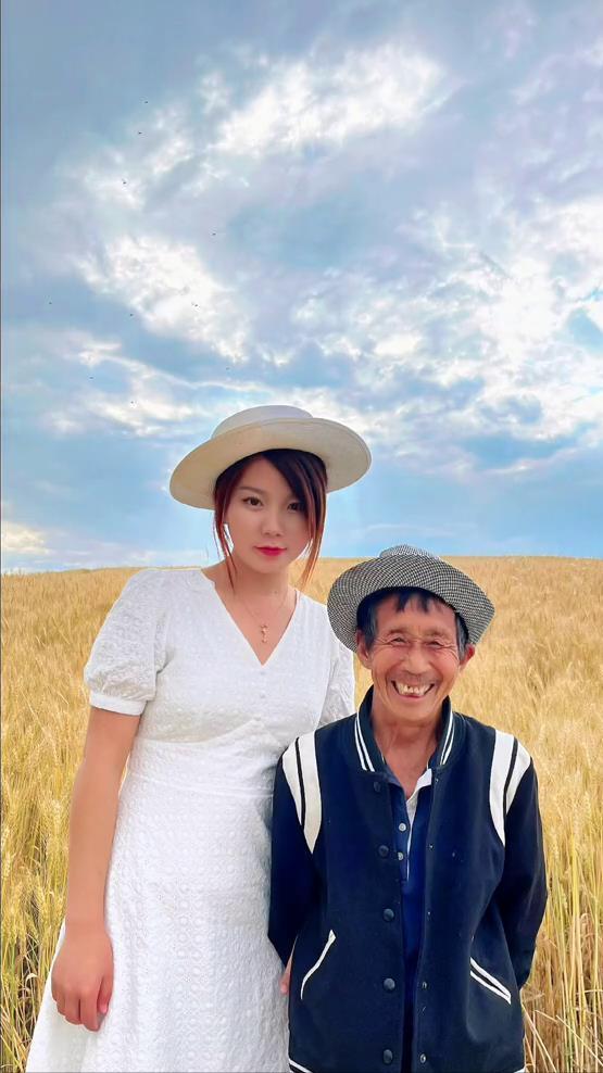 被親生父母丟草叢！50歲老翁「拾荒養大棄嬰」放棄姻緣　今成上億CEO「為養父賣掉公司」：餘生讓你享受