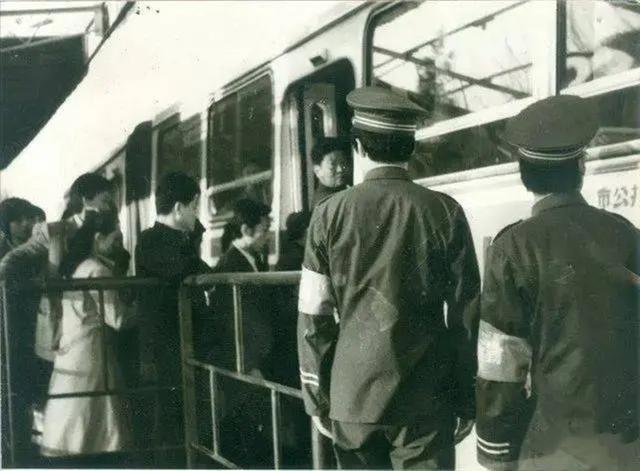 信守承諾！少年都市身無分文「暖阿姨掏零錢借他」　18年後千里迢迢還款「故意剩1元沒還」卻被讚爆