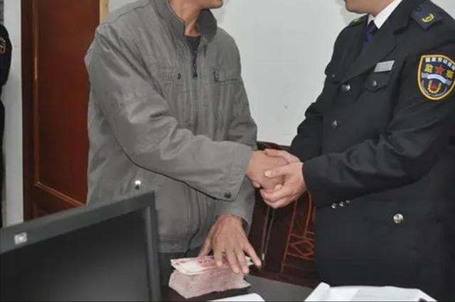信守承諾！少年都市身無分文「暖阿姨掏零錢借他」　18年後千里迢迢還款「故意剩1元沒還」卻被讚爆