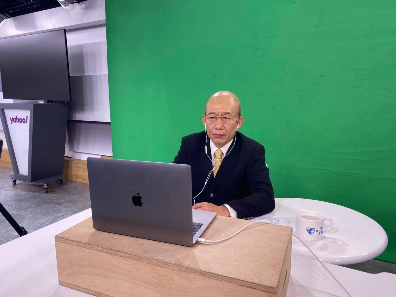哥哥是建中學霸！郭子乾「出身書香世家」被鄰居酸：成績差太多　校長爸「不拿兩兄弟比較」養出年收千萬模仿天王