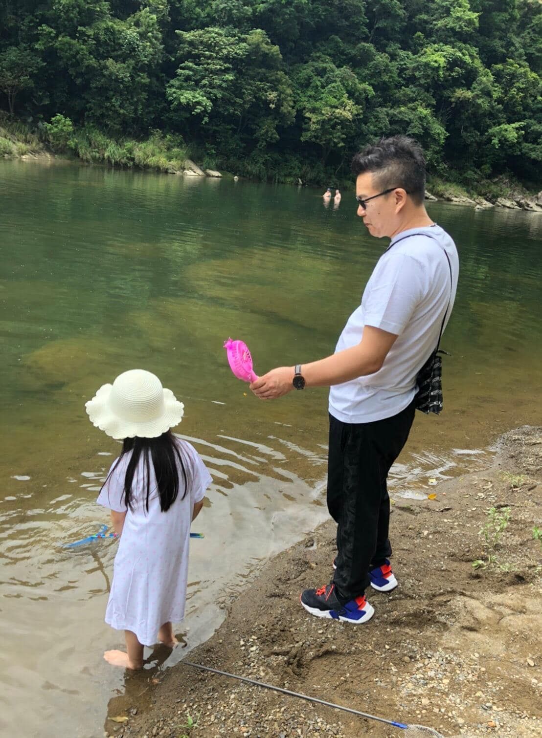 為父好欣慰！沈玉琳驕傲曬「6歲愛女人生首座獎盃」激動藏不住　網友一看卻歪樓笑虧：「是講笑話冠軍嗎？」