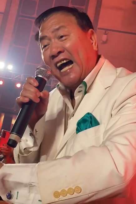 64歲金馬影帝「蹲路邊詭異狂笑」精神疑似堪憂　「對鏡頭不斷喃喃自語」畫面曝光網嚇歪