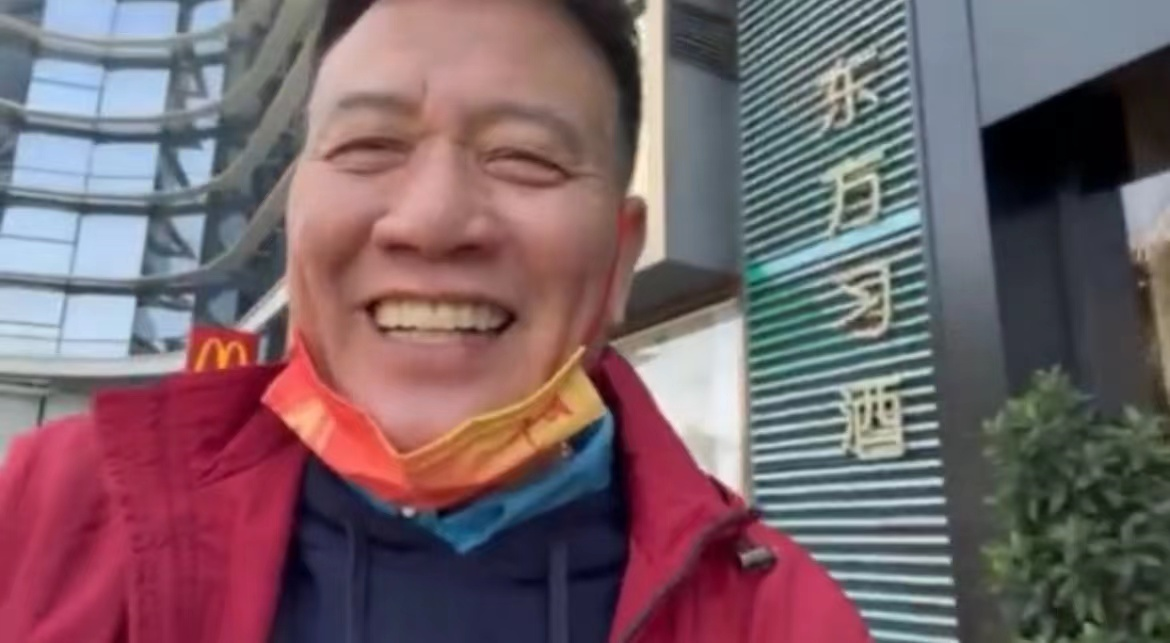 64歲金馬影帝「蹲路邊詭異狂笑」精神疑似堪憂　「對鏡頭不斷喃喃自語」畫面曝光網嚇歪