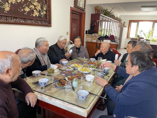 老同學你在嗎？80歲爺爺錯發簡訊「誤傳給陌生高中生」　意外變忘年之交「揭開動人往事」結局感動全網