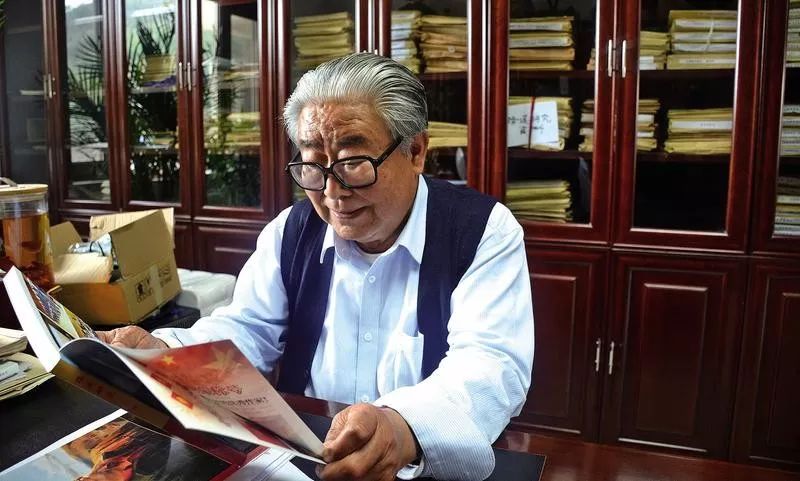 老同學你在嗎？80歲爺爺錯發簡訊「誤傳給陌生高中生」　意外變忘年之交「揭開動人往事」結局感動全網