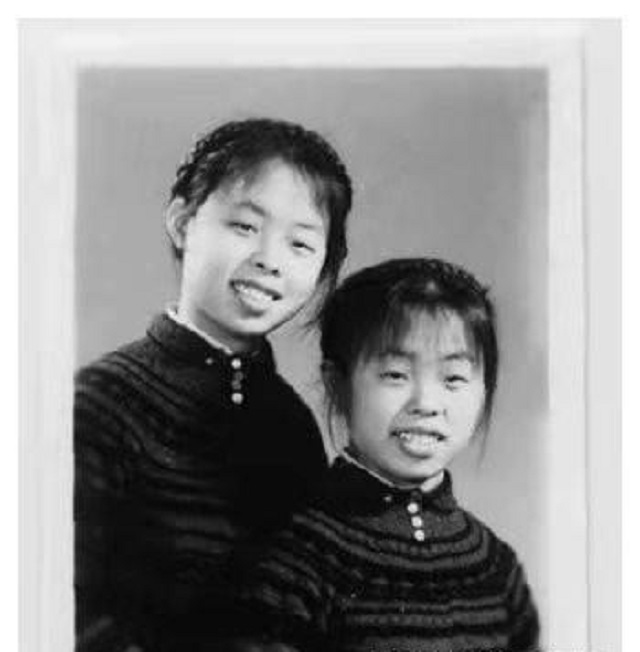 一模一樣！她們做閨蜜34年後「突然做DNA」竟是雙胞姐妹　揭開多年真相：狠心父決定「讓親母早逝」