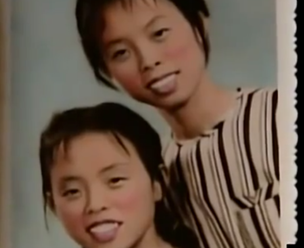 一模一樣！她們做閨蜜34年後「突然做DNA」竟是雙胞姐妹　揭開多年真相：狠心父決定「讓親母早逝」