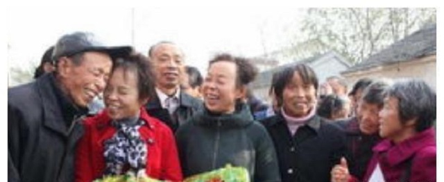 一模一樣！她們做閨蜜34年後「突然做DNA」竟是雙胞姐妹　揭開多年真相：狠心父決定「讓親母早逝」