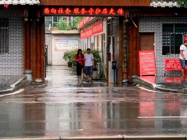 雨天離婚「微笑揮手」告別！女方轉身卻蹲地痛哭　下秒「前夫默默撐傘出現」：相愛容易相守難