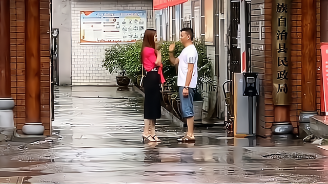 雨天離婚「微笑揮手」告別！女方轉身卻蹲地痛哭　下秒「前夫默默撐傘出現」：相愛容易相守難