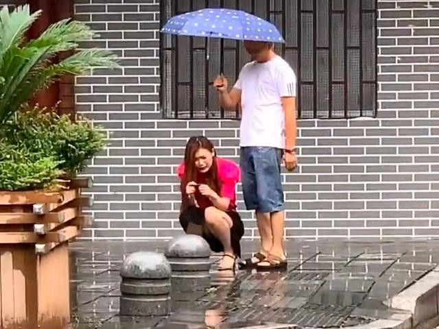雨天離婚「微笑揮手」告別！女方轉身卻蹲地痛哭　下秒「前夫默默撐傘出現」：相愛容易相守難