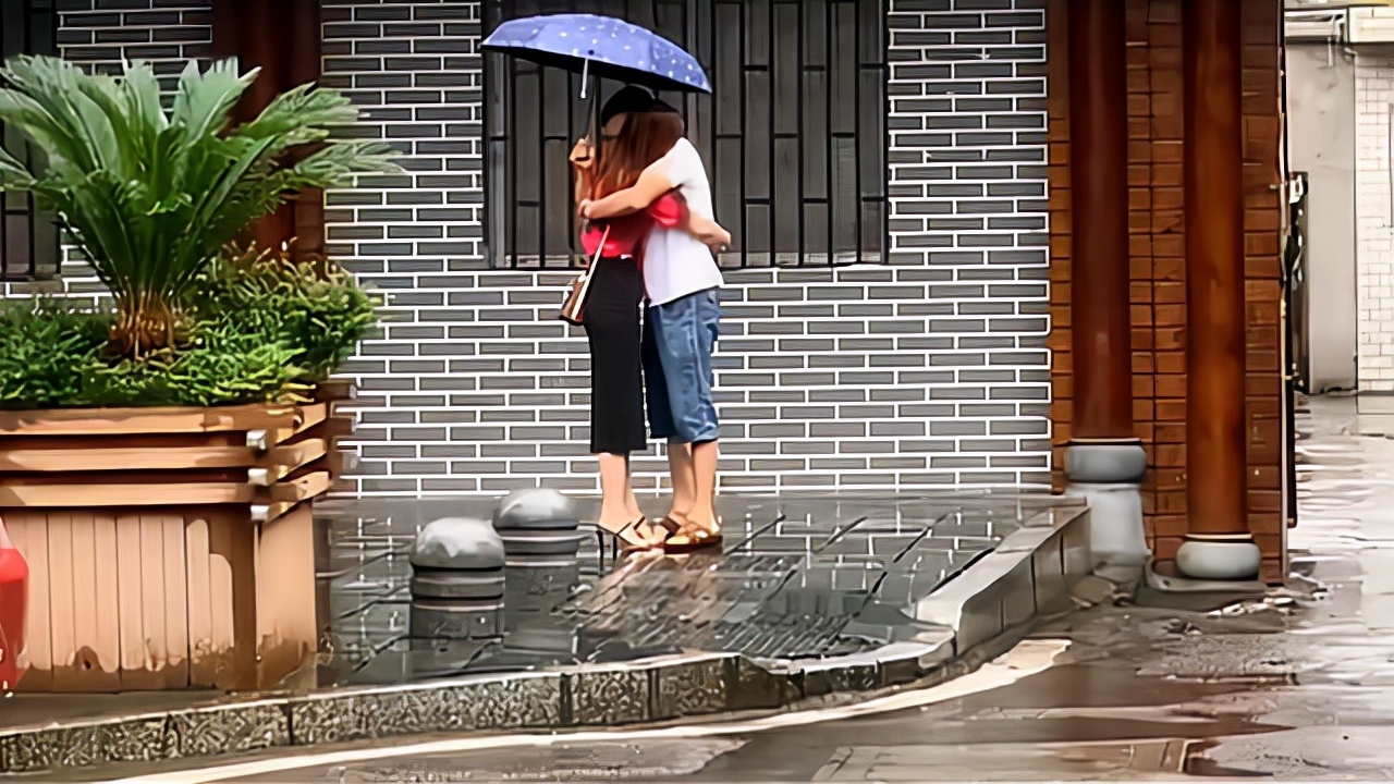 雨天離婚「微笑揮手」告別！女方轉身卻蹲地痛哭　下秒「前夫默默撐傘出現」：相愛容易相守難