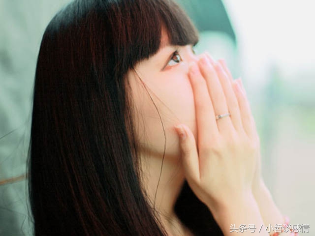 男友出國2年！我轉身「戀上他爸」一秒變後媽　結婚當天他拿出「撒下一堆照片」飲恨終生