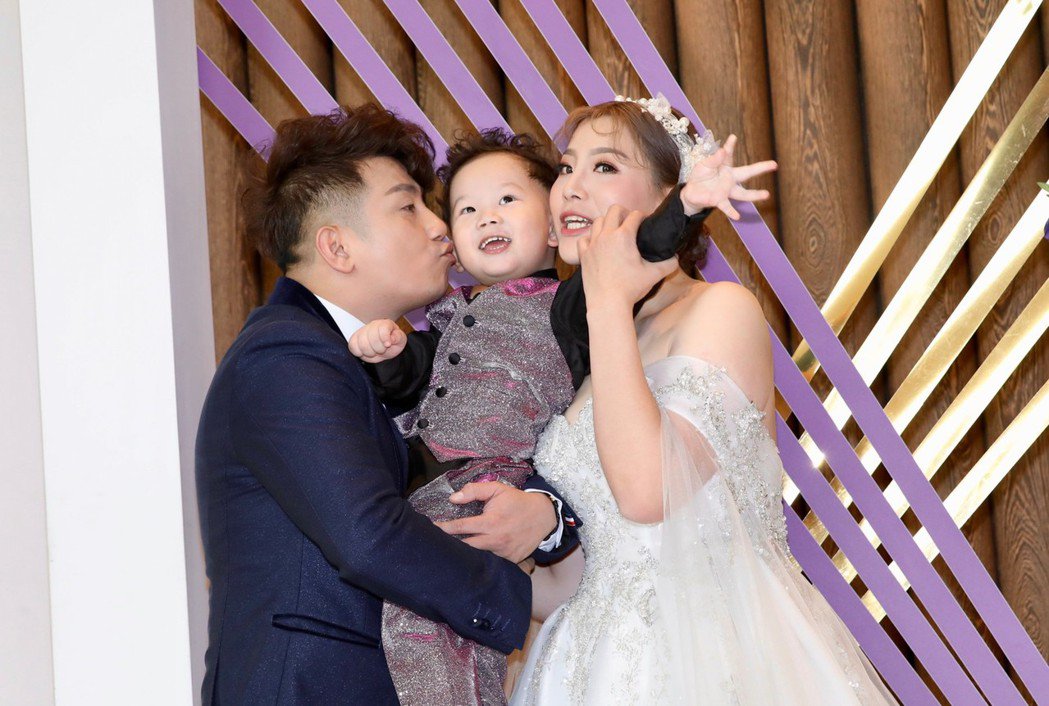 狂鏟30公斤披白紗！郭婷筠大婚「穿深V透視婚紗」辣翻　羞曝「二胎計畫」感動喊：老公對我是真愛❤