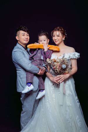 狂鏟30公斤披白紗！郭婷筠大婚「穿深V透視婚紗」辣翻　羞曝「二胎計畫」感動喊：老公對我是真愛❤
