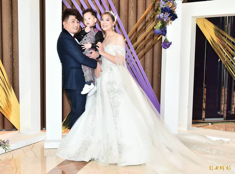 狂鏟30公斤披白紗！郭婷筠大婚「穿深V透視婚紗」辣翻　羞曝「二胎計畫」感動喊：老公對我是真愛❤