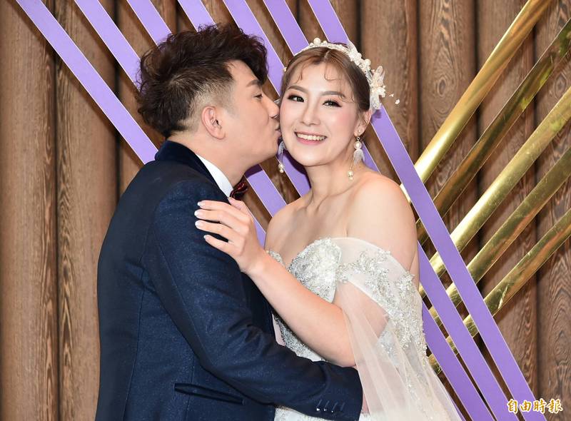 狂鏟30公斤披白紗！郭婷筠大婚「穿深V透視婚紗」辣翻　羞曝「二胎計畫」感動喊：老公對我是真愛❤