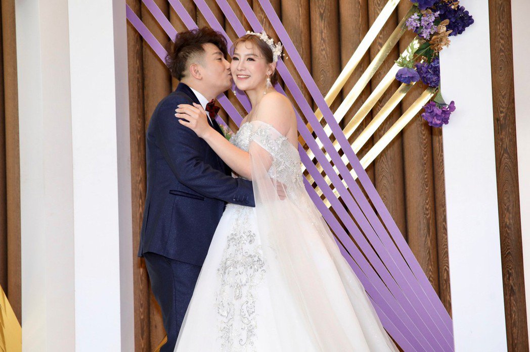 狂鏟30公斤披白紗！郭婷筠大婚「穿深V透視婚紗」辣翻　羞曝「二胎計畫」感動喊：老公對我是真愛❤