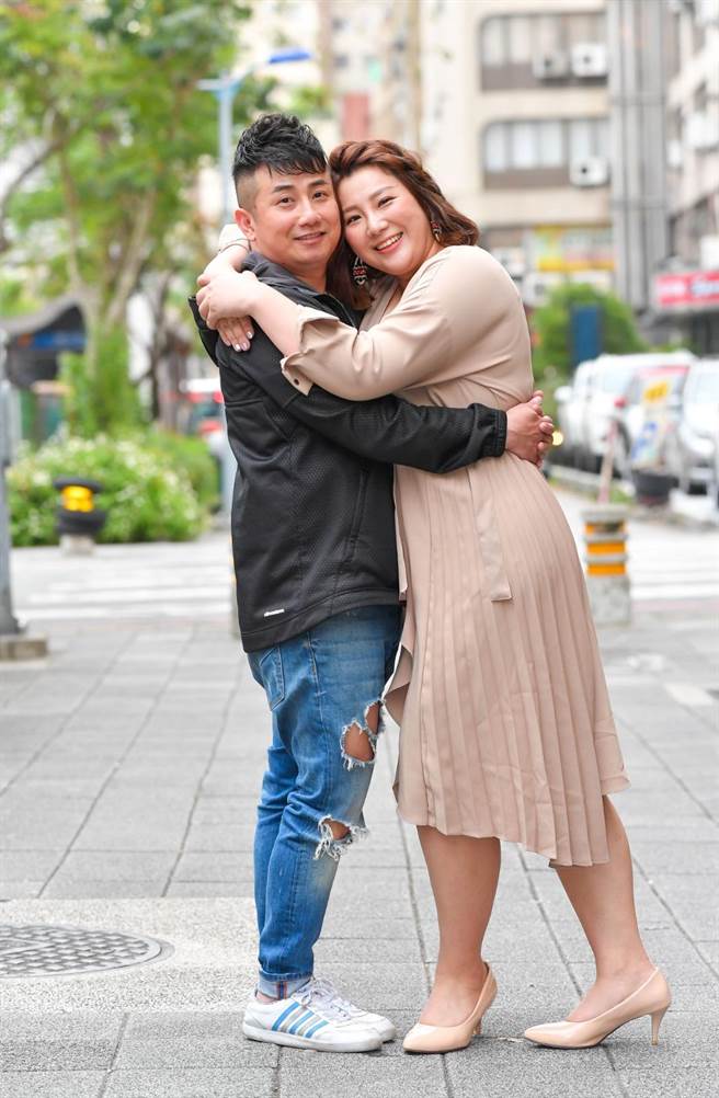 狂鏟30公斤披白紗！郭婷筠大婚「穿深V透視婚紗」辣翻　羞曝「二胎計畫」感動喊：老公對我是真愛❤