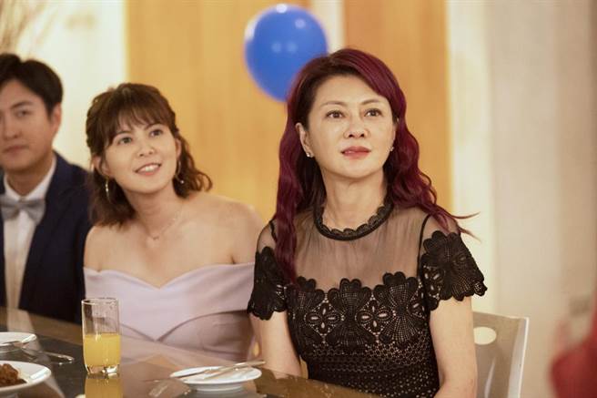 秒掀回憶！崔佩儀曬《花系列》20年後大合照「有革命情感❤」　粉絲驚「當年超帥小生都沒變」保養太好