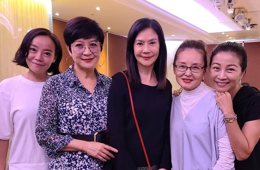 秒掀回憶！崔佩儀曬《花系列》20年後大合照「有革命情感❤」　粉絲驚「當年超帥小生都沒變」保養太好