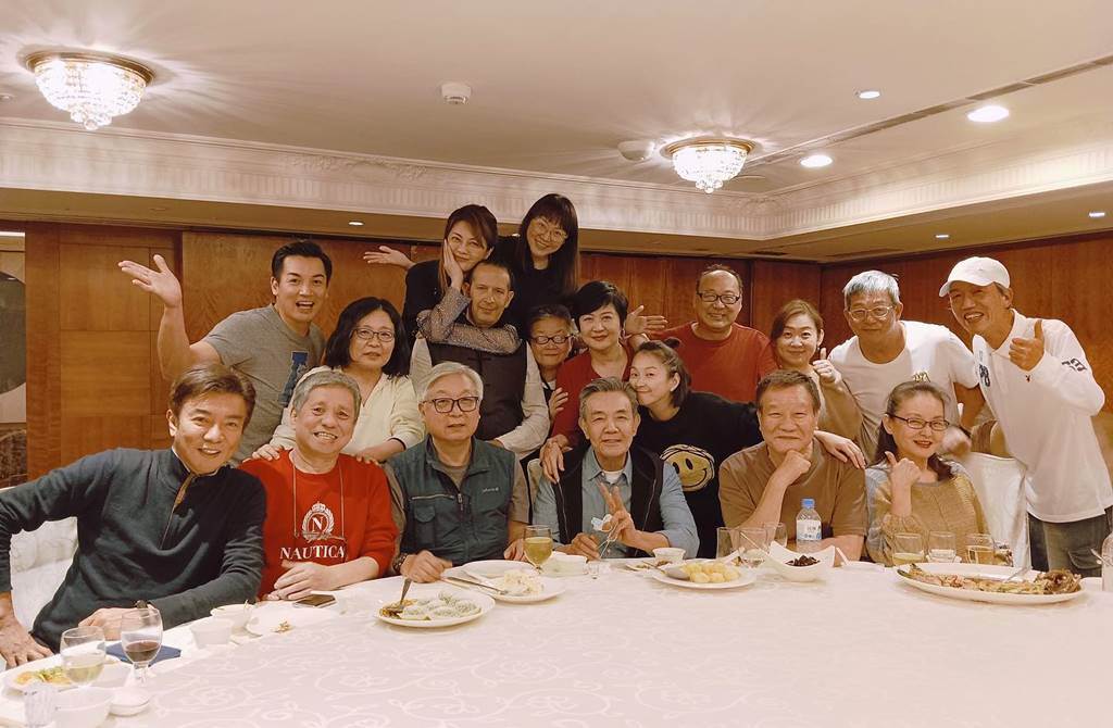 秒掀回憶！崔佩儀曬《花系列》20年後大合照「有革命情感❤」　粉絲驚「當年超帥小生都沒變」保養太好