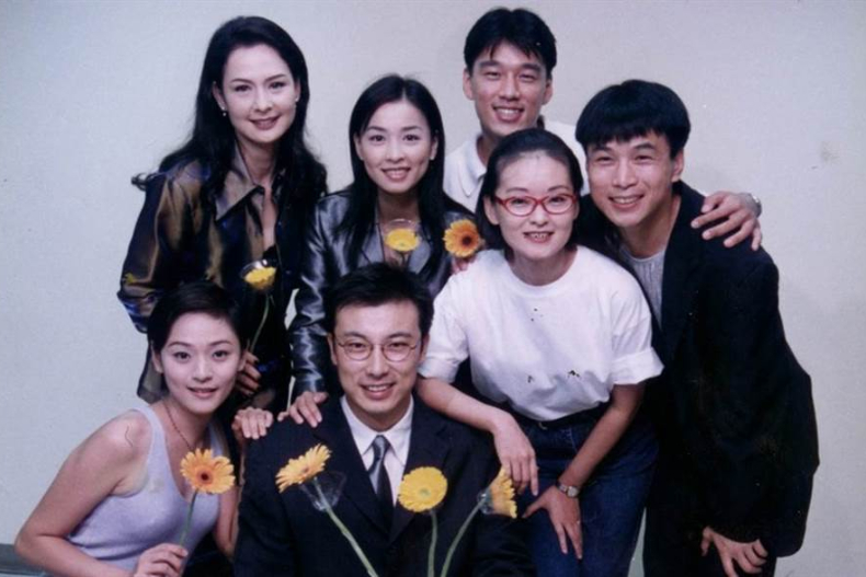 秒掀回憶！崔佩儀曬《花系列》20年後大合照「有革命情感❤」　粉絲驚「當年超帥小生都沒變」保養太好