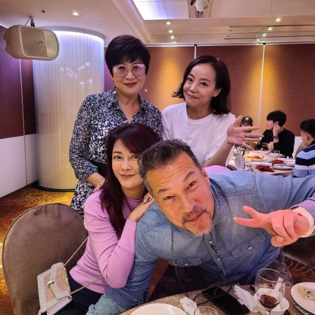 秒掀回憶！崔佩儀曬《花系列》20年後大合照「有革命情感❤」　粉絲驚「當年超帥小生都沒變」保養太好