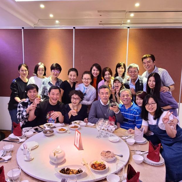 秒掀回憶！崔佩儀曬《花系列》20年後大合照「有革命情感❤」　粉絲驚「當年超帥小生都沒變」保養太好